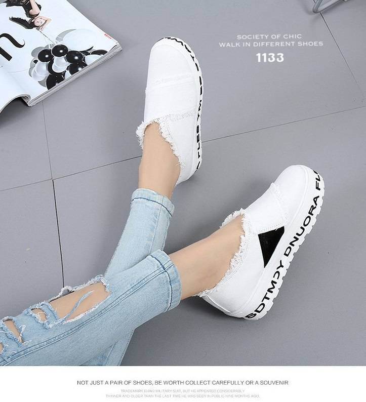 รองเท้าผ้าใบทรงslip onแต่งชาย (สีขาว)