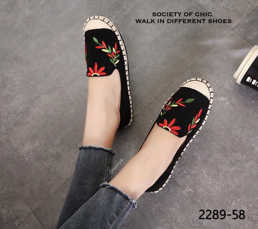 รองเท้าทรงสวมปักลาย (สีครีม)