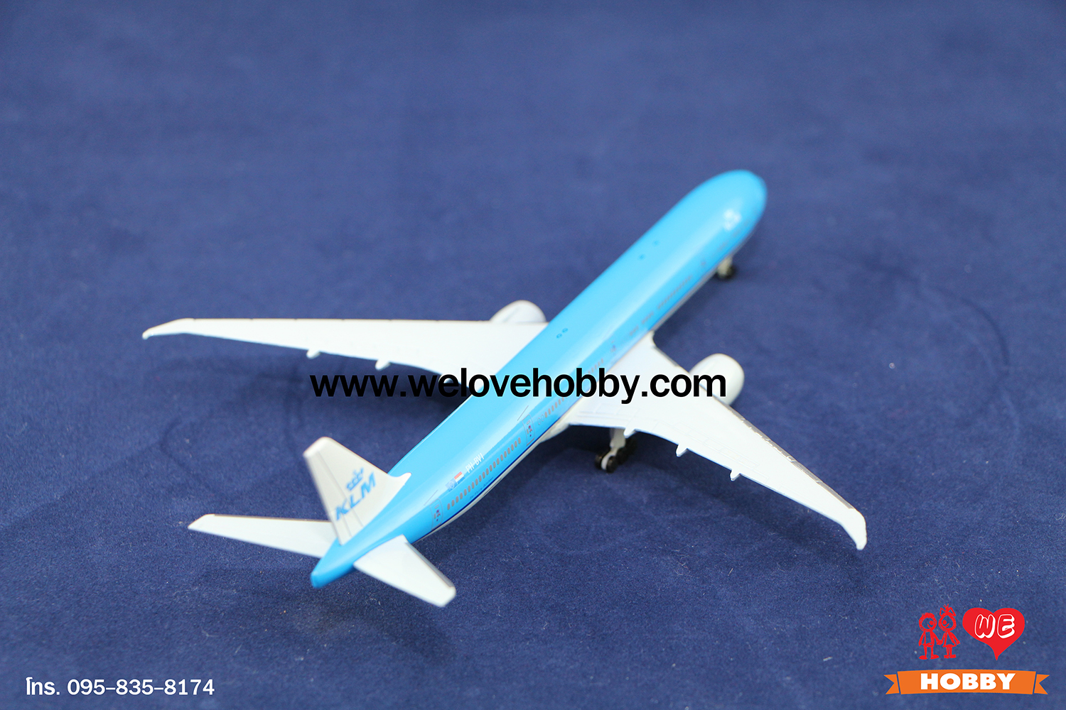โมเดลเครื่องบิน KLM Royal Dutch Airlines (Boeing 777) เนเธอร์แลนด์ ไซส์กลาง แบบมีล้อเครื่องบิน (1:400)