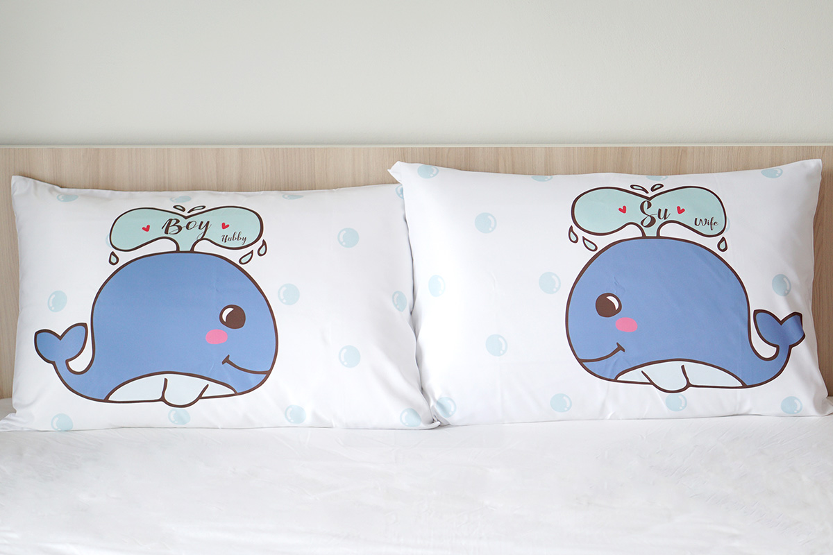 ปลอกหมอนหนุนคู่ สีขาว ลายปลาวาฬคู่ - Whale