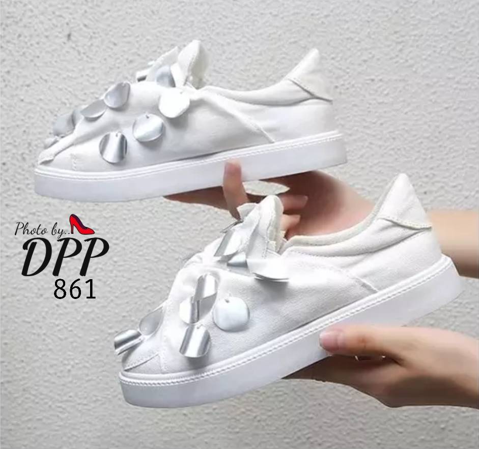 รองเท้าผ้าใบทรงสวมแต่งแผ่นเงิน