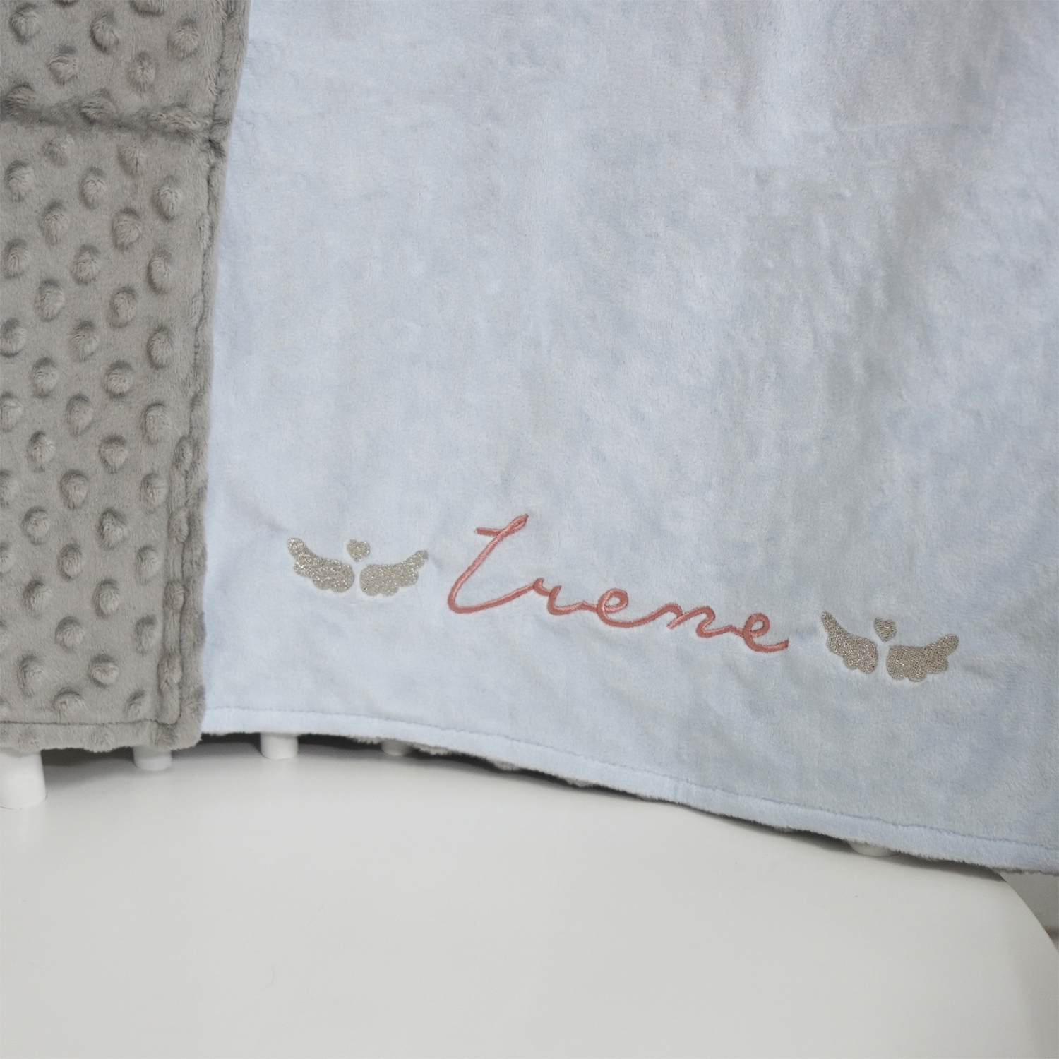 ผ้าห่ม Minky - สีฟ้า + เทา 75x100cm แบบปักชื่อ+icon - Angel