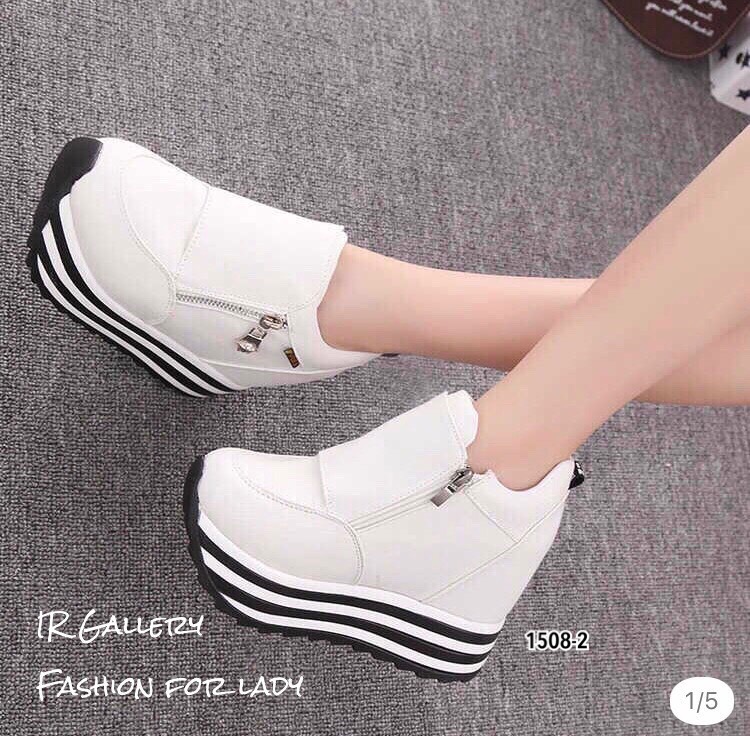 รองเท้าผ้าใบเสริมส้นแต่งลาย (สีดำ)