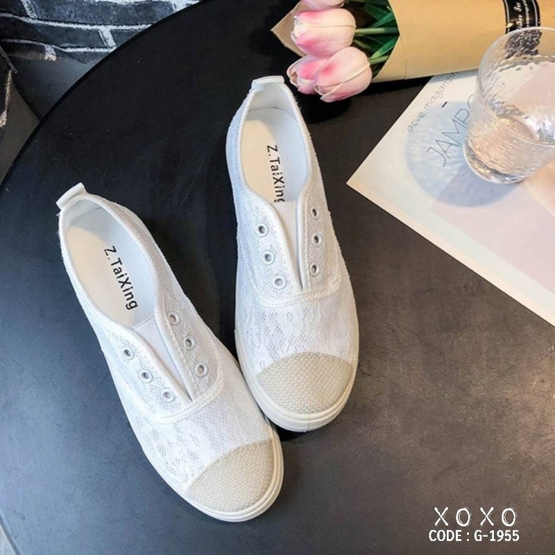 รองเท้าผ้าใบทรงสวมแต่งลายลูกไม้ (สีขาว)