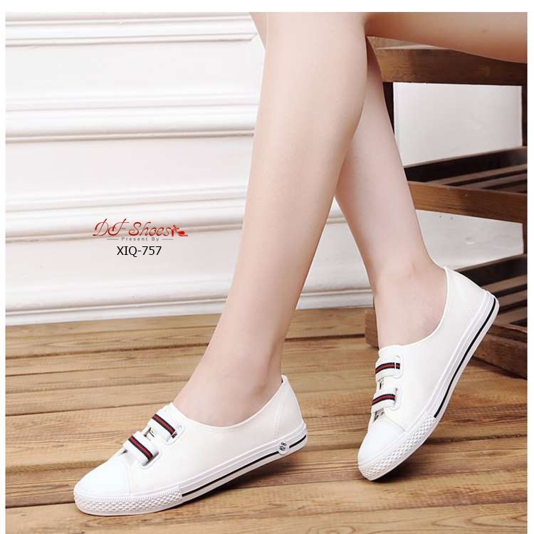 รองเท้าผ้าใบทรงคัทชูแต่งแถบ (สีขาว)