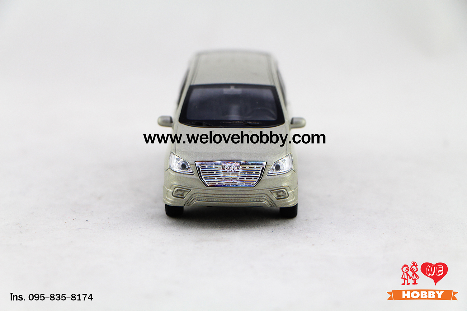 โมเดลรถ Toyota Innova สีบรอนซ์ทอง Scale 1:34-1:39