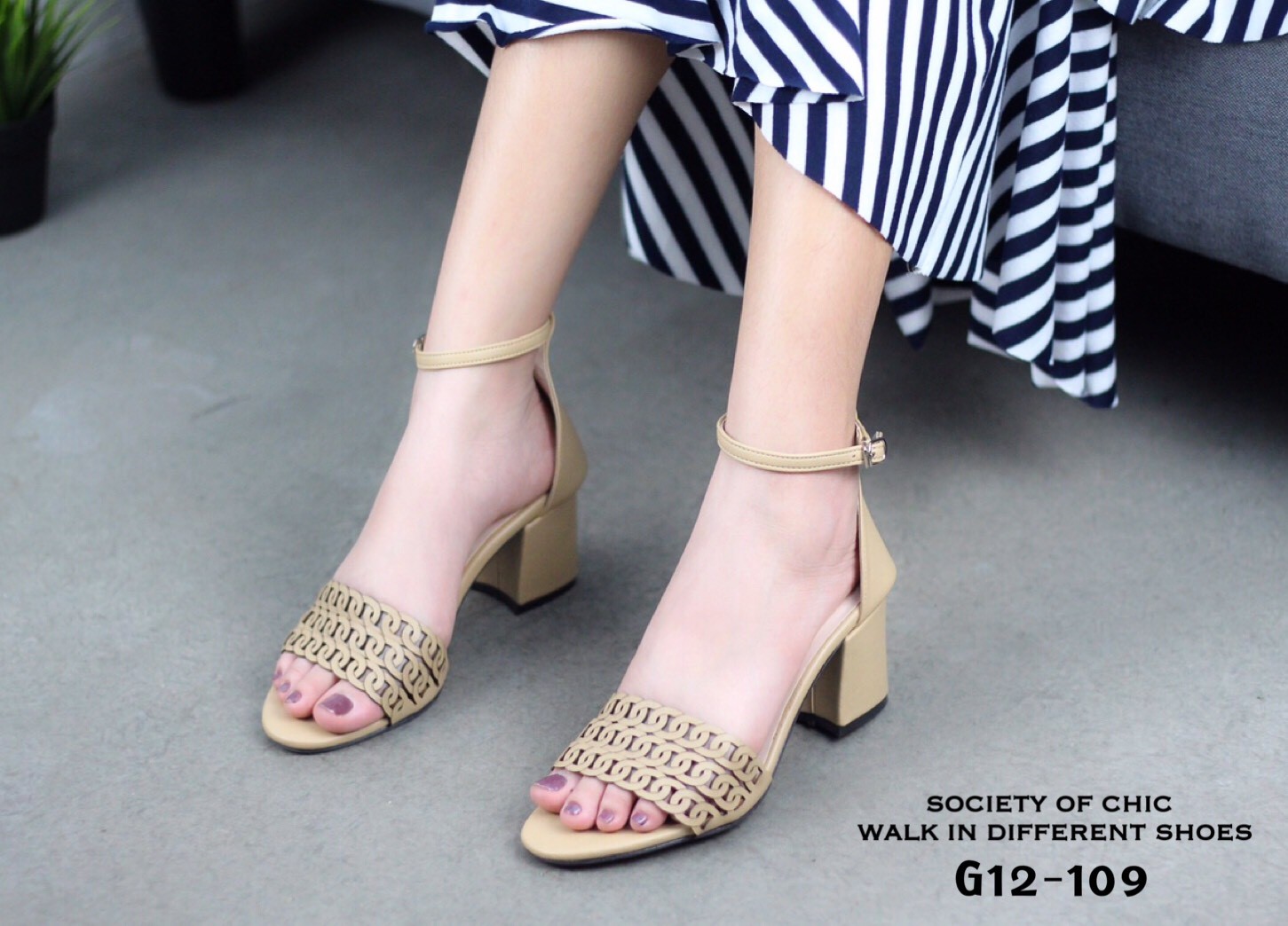 รองเท้าส้นเตี้ยรัดข้อหนังนิ่ม (สีครีม)