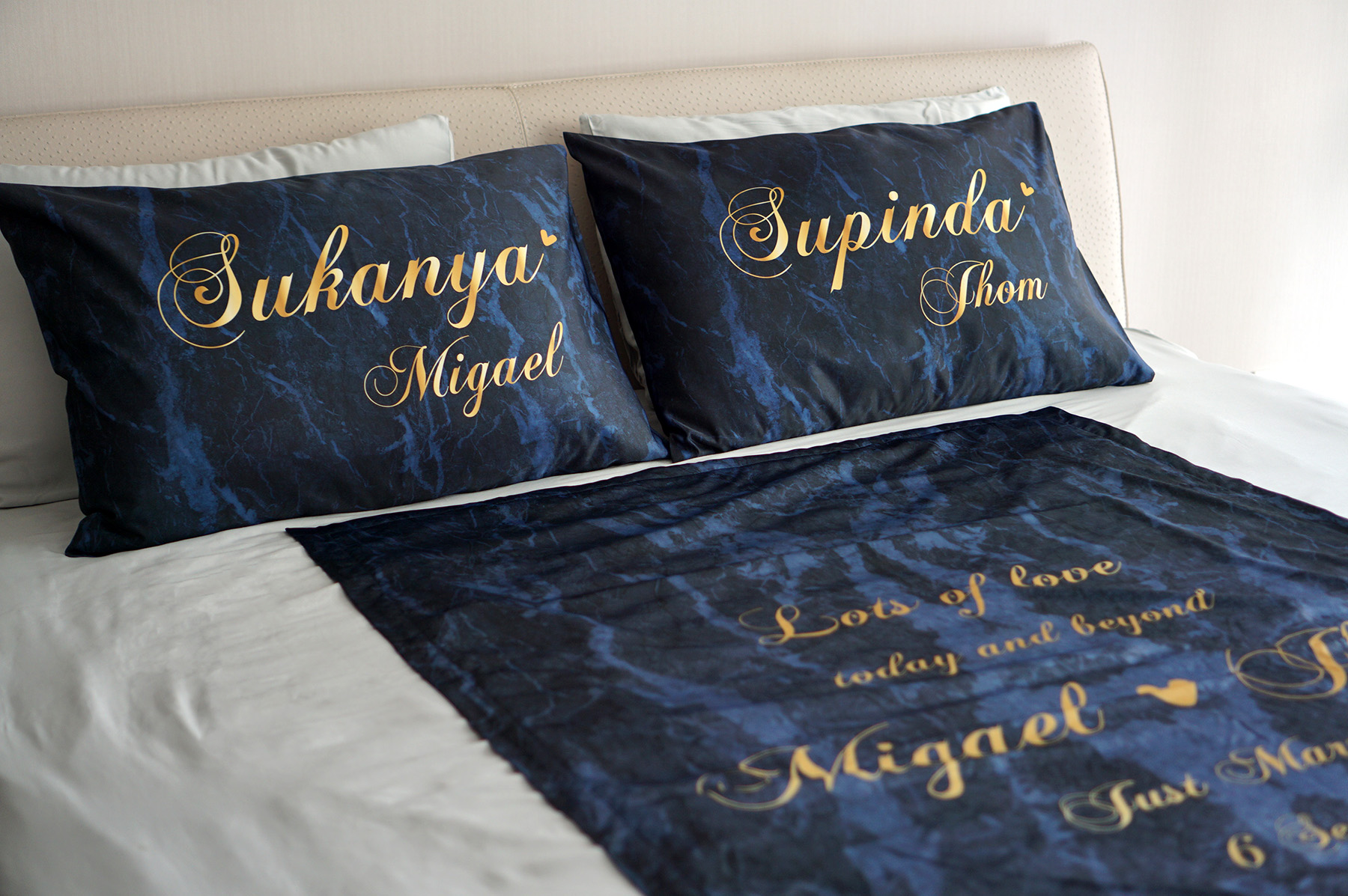 ชุดของขวัญแต่งงาน ปลอกหมอนคู่+ผ้าห่ม ขนาด 100x150cm ลาย Navy Marble - Gold