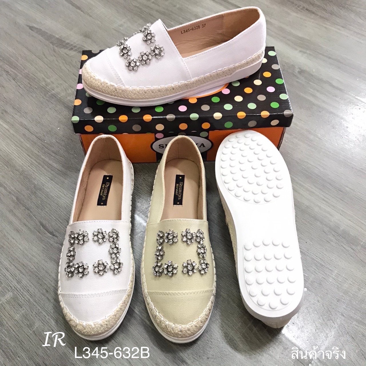 รองเท้าSlipperแคนวาสแต่งอะไหล่ (สีครีม)