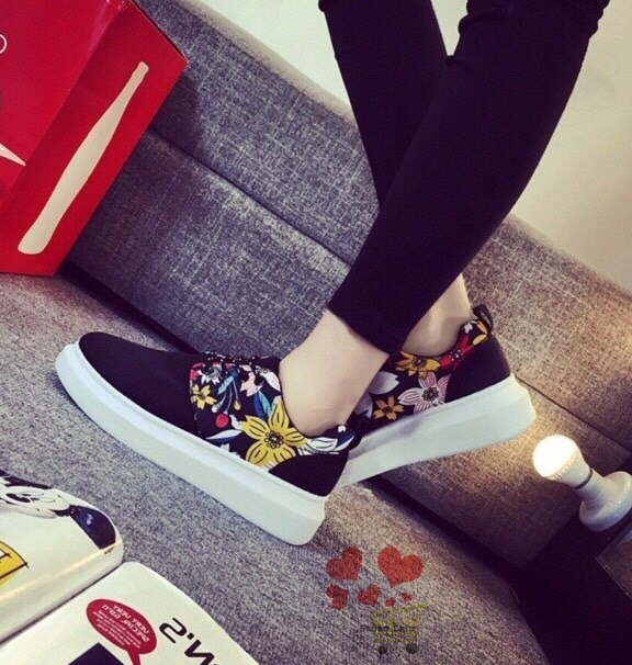 พร้อมส่ง : รองเท้าผ้าใบลายดอกไม้พาสเทล