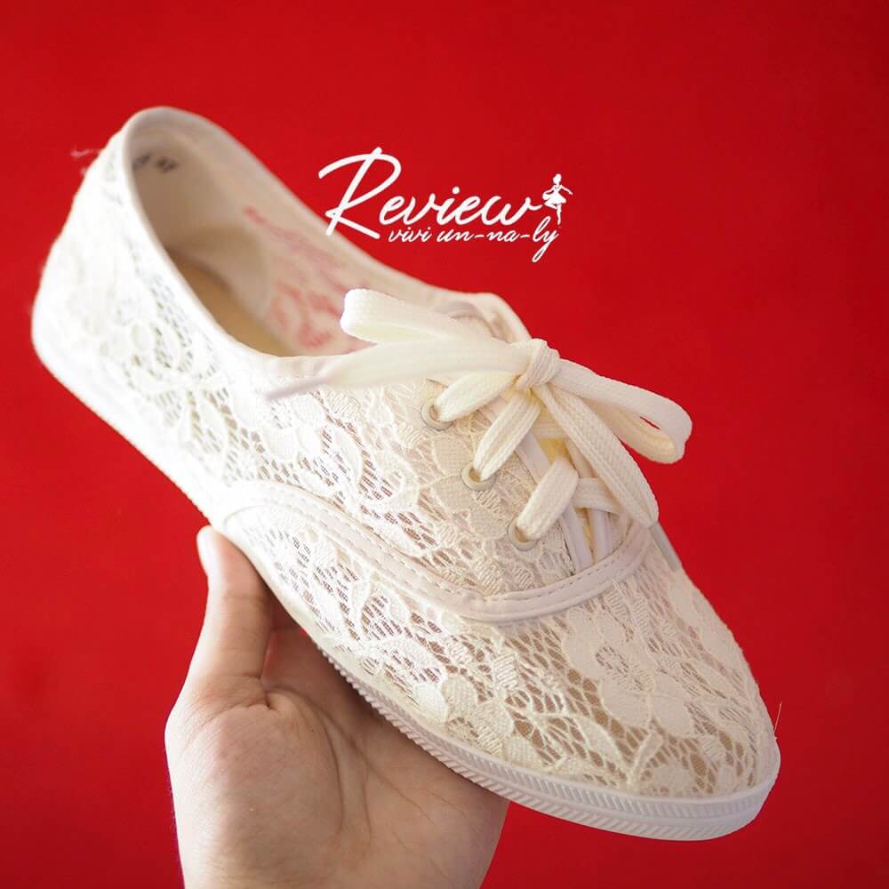 รองเท้าผ้าใบลูกไม้ลายดอก