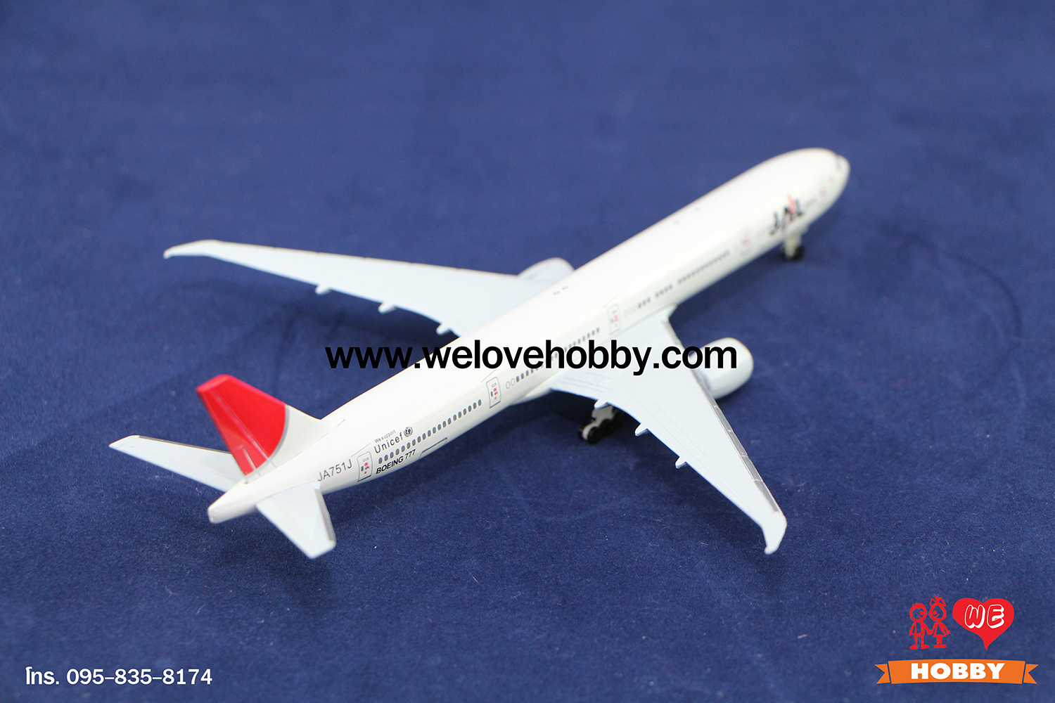 โมเดลเครื่องบิน Japan Airlines (Boeing 777) ญี่ปุ่น ไซส์กลาง แบบมีล้อเครื่องบิน (1:400)