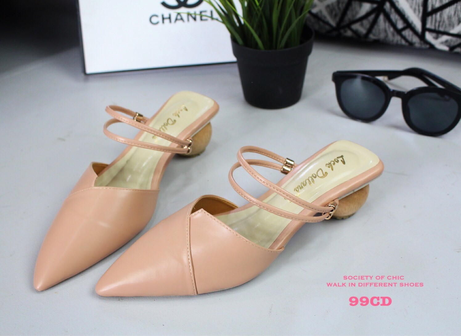 รองเท้าคัทชูส้นเตี้ยแต่งสายรัดส้น (สีเทา)