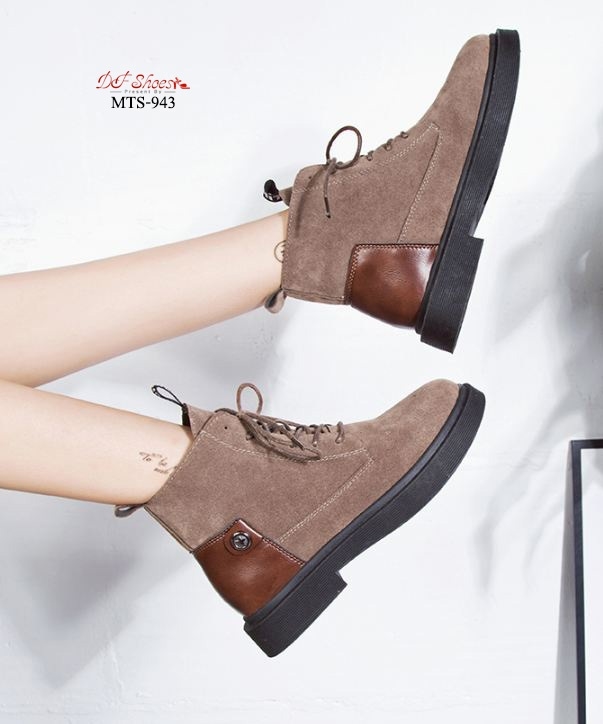 รองเท้าผ้าใบหุ้มข้อหนังกลับแต่งหมุด (สีกากี)