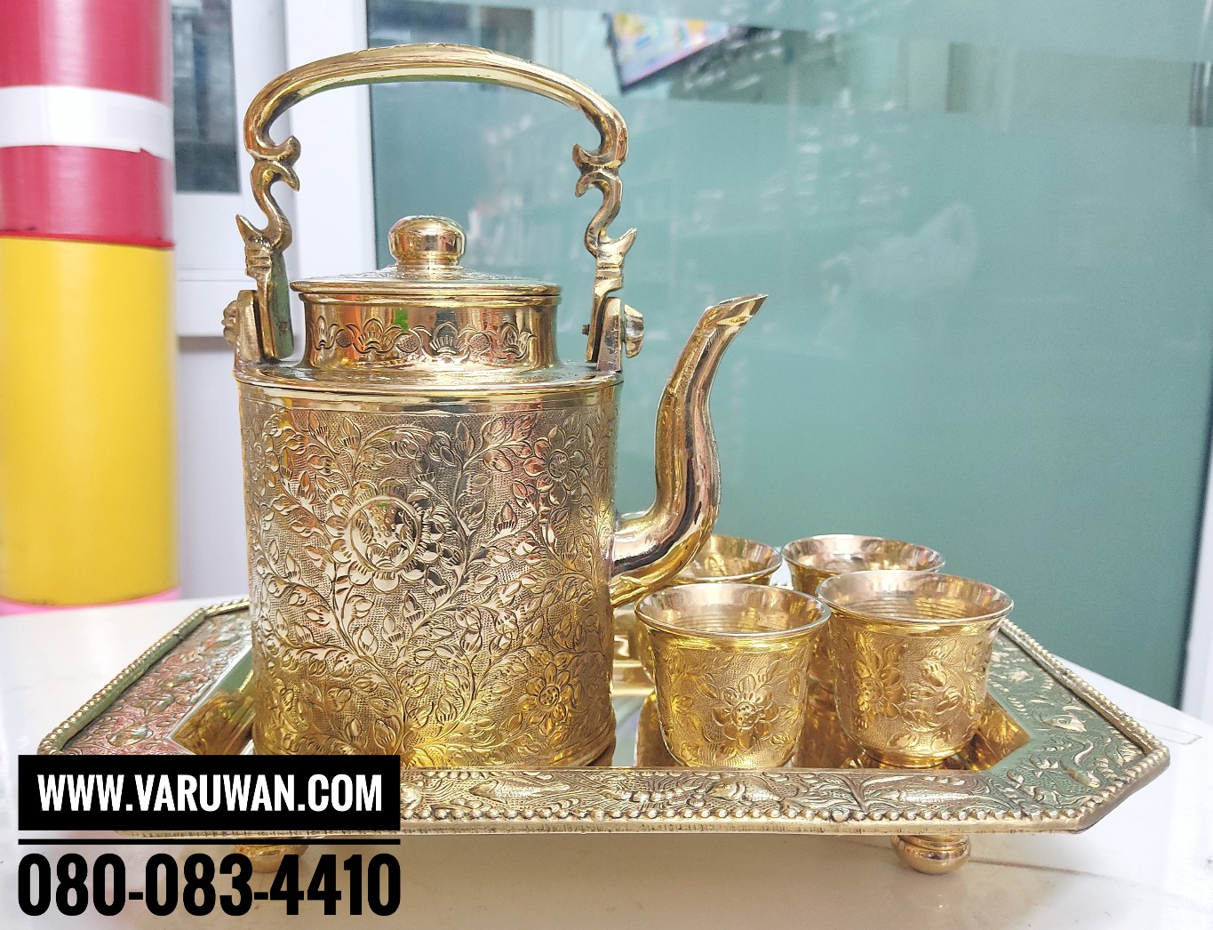 ชุดน้ำชาทองเหลืองตอกลาย ทรงกระบอก