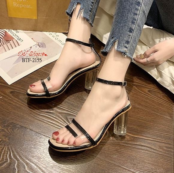 รองเท้าส้นแก้วอะคริลิคแต่งสายคาด (สีดำ)