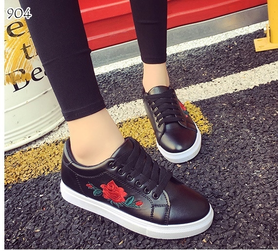 รองเท้าผ้าใบพียูลายกุหลาบ (สีขาว)