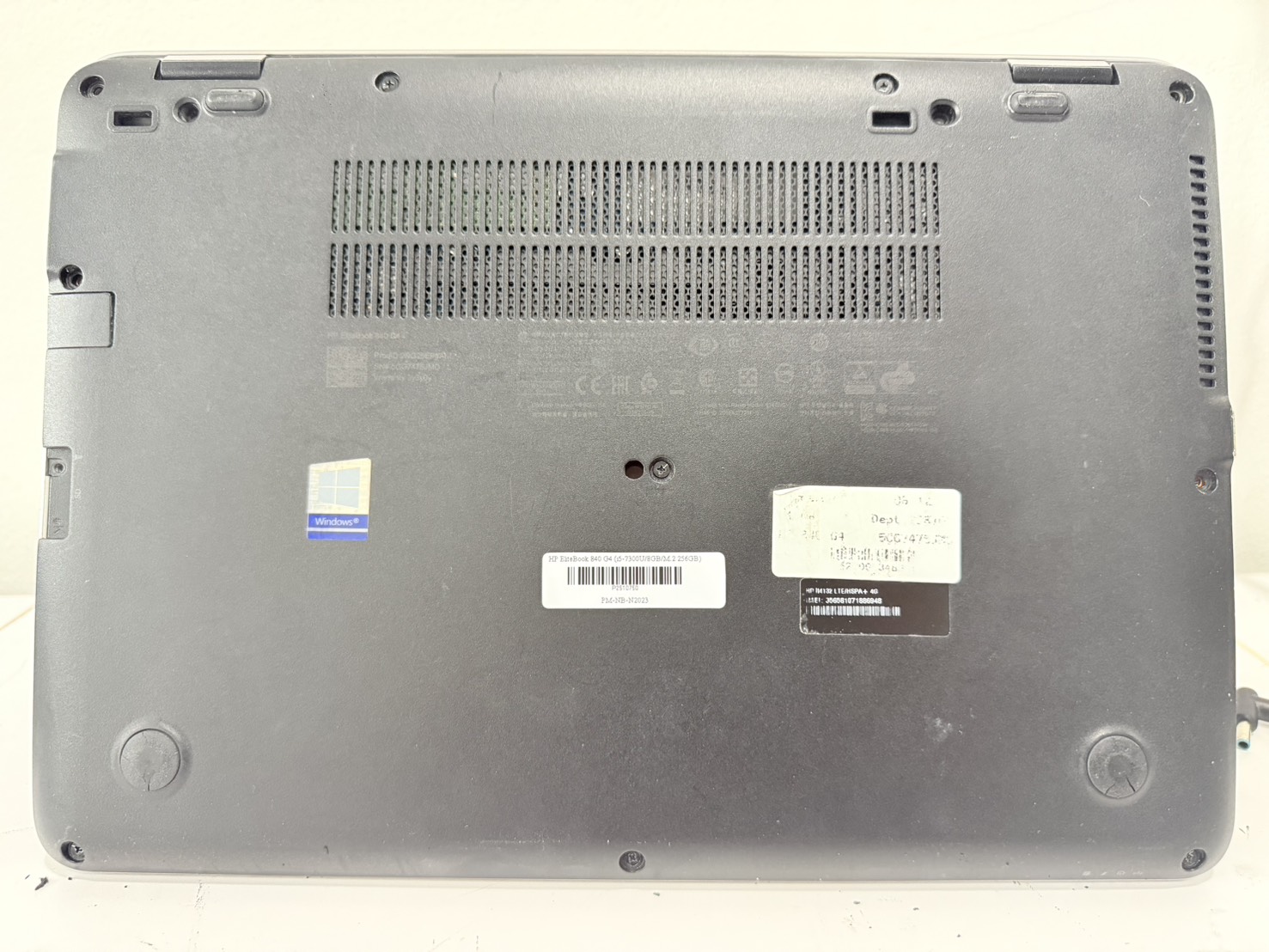 โน๊ตบุ๊ค HP EliteBook 840 G4 (i5-7300U/8GB/M.2 256GB) ไม่มี Adapter แบตเสื่อม จอ Bright จอมีรอย ขอบยางเสื่อม