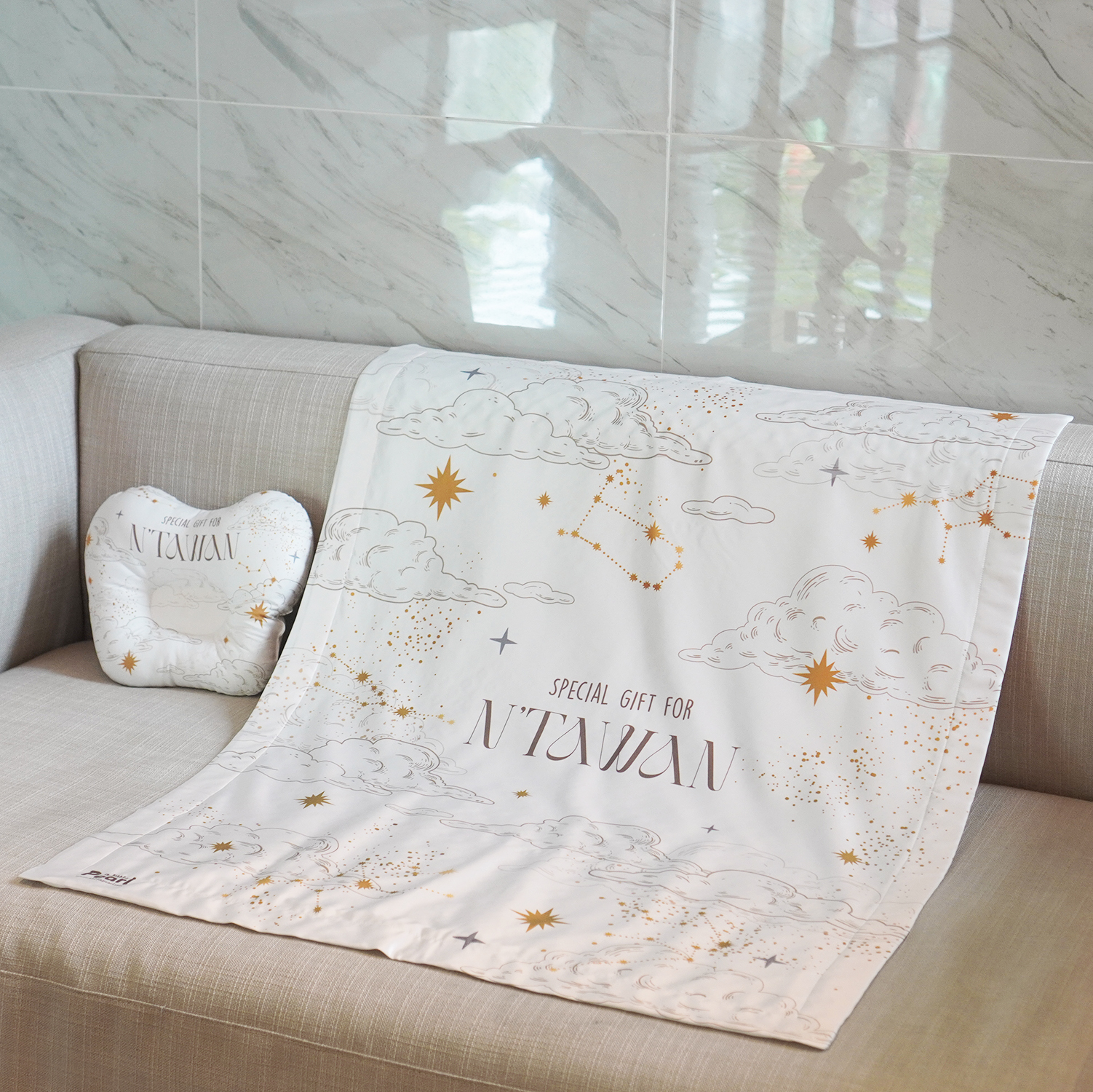 ชุดของขวัญเด็กแรกเกิด หมอนหลุม + ผ้าห่มขนาด 75x100cm ลาย Zodiac - White