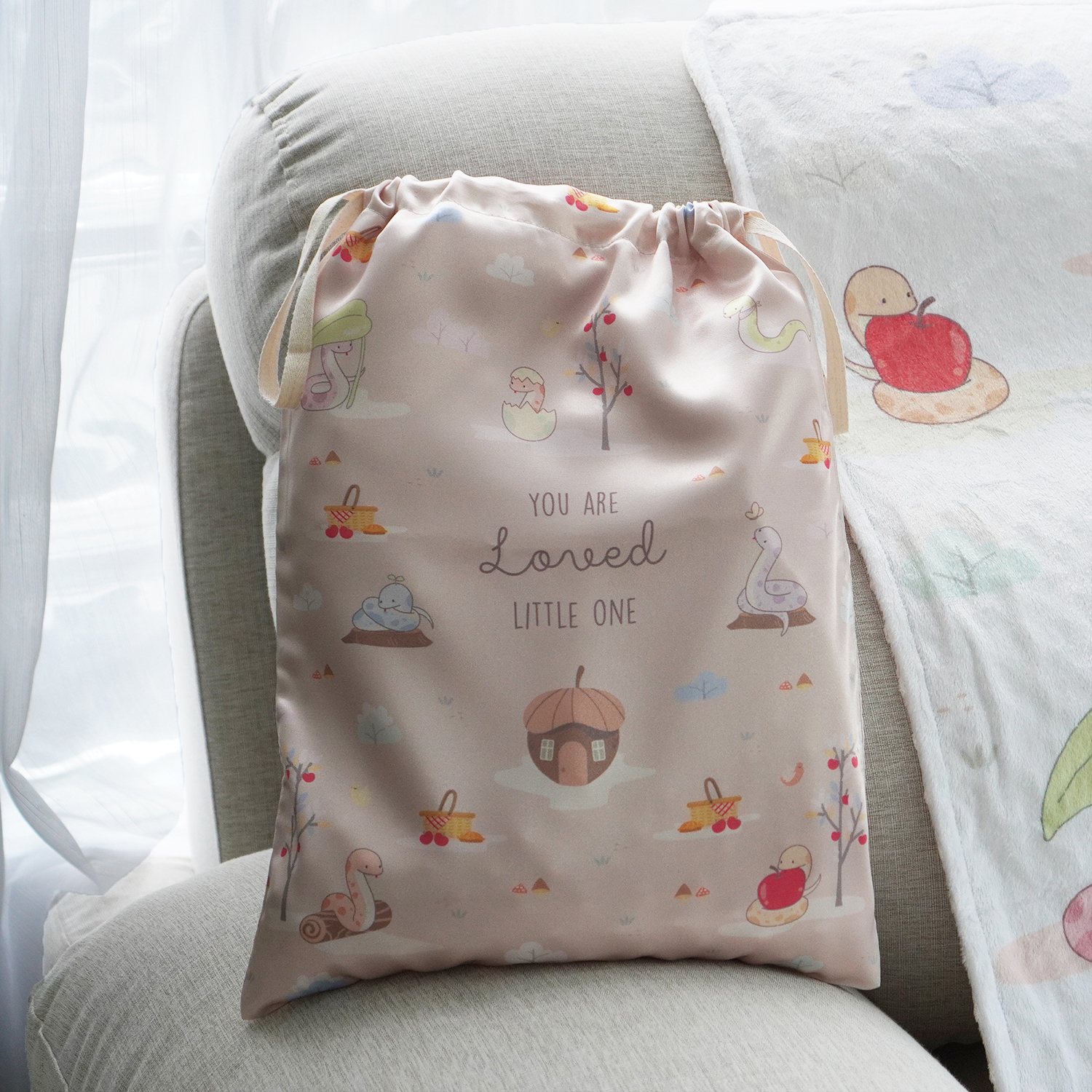 ผ้าห่ม Minky 75x100cm แบบปักชื่อ ลาย Snakes in the garden - Cream