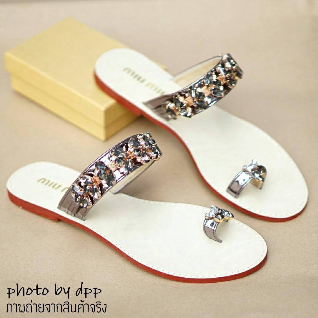 พร้อมส่ง : รองเท้าแตะลำลองสไตล์ MIU MIU (สีดำทอง)