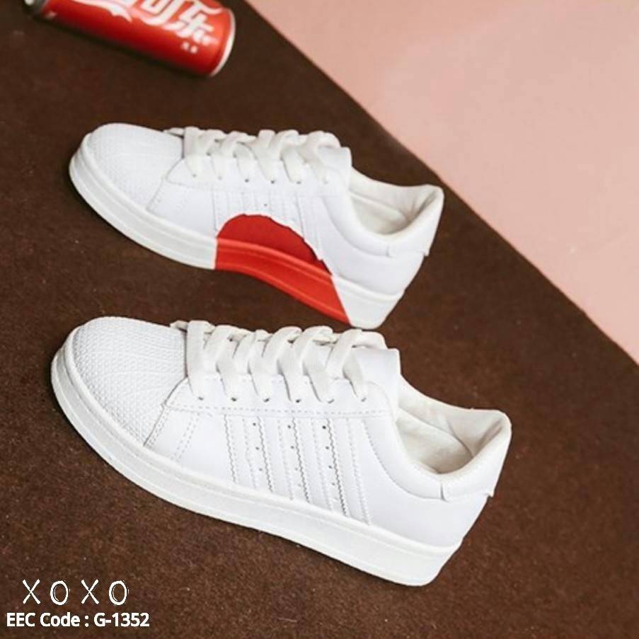 รองเท้าผ้าใบแฟชั่นแต่งหัวใจ