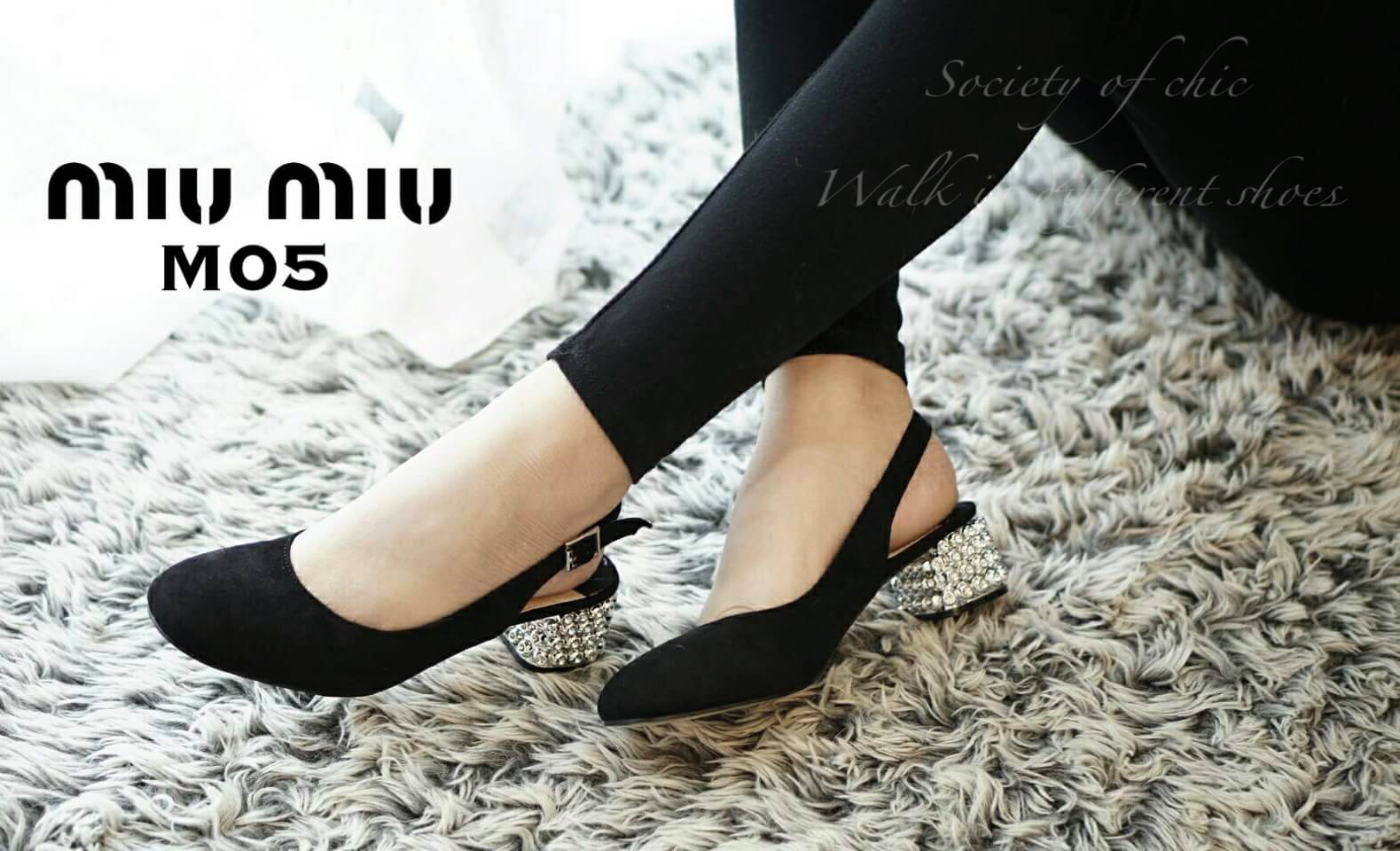 รองเท้าคัทชูรัดส้น Style MIU MIU (สีดำ)