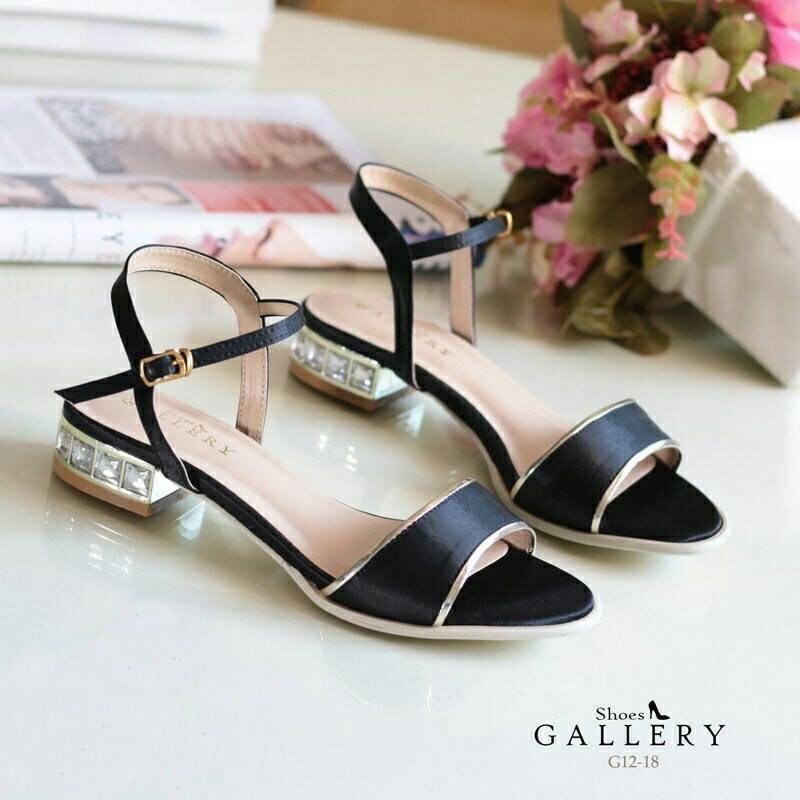 พร้อมส่ง : รองเท้าส้นเพชรสไตล์ Zara (สีดำ)
