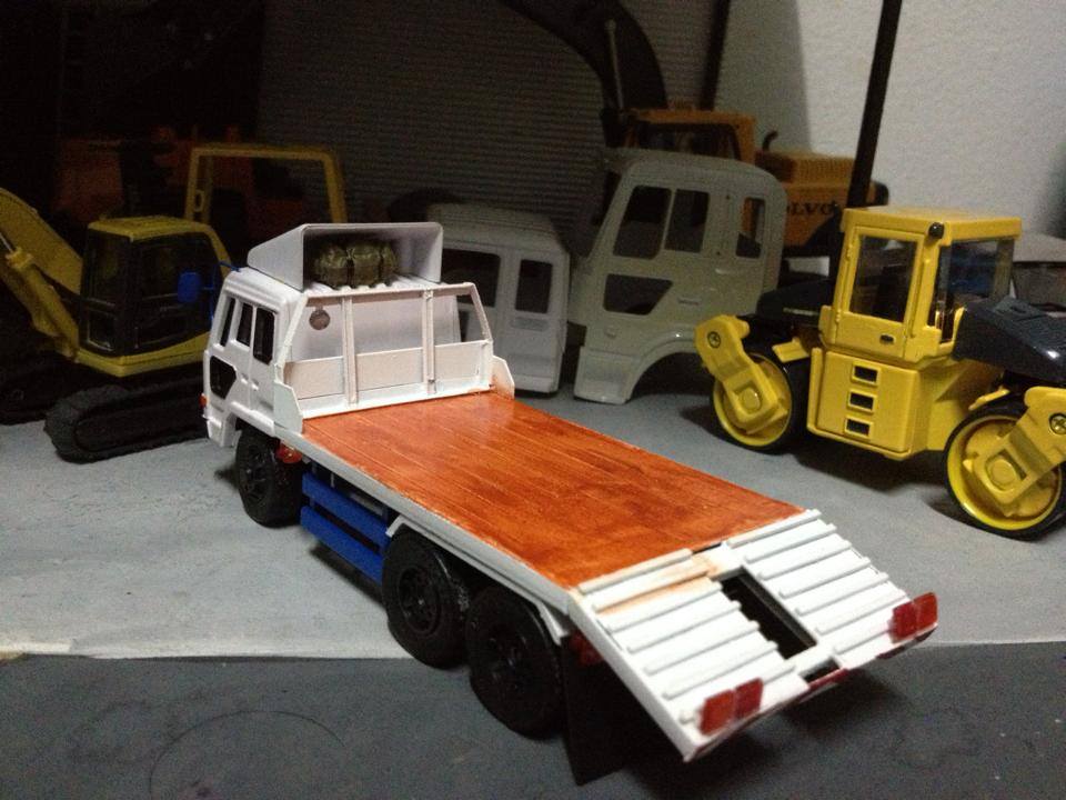 โมเดลรถบรรทุกเทรนเลอร์ย้ายรถขุด 1/48