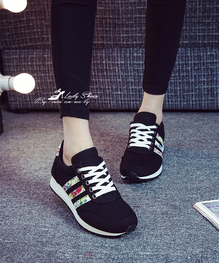 รองเท้าผ้าใบทรงสปอร์ตแต่งลาย (สีดำ)