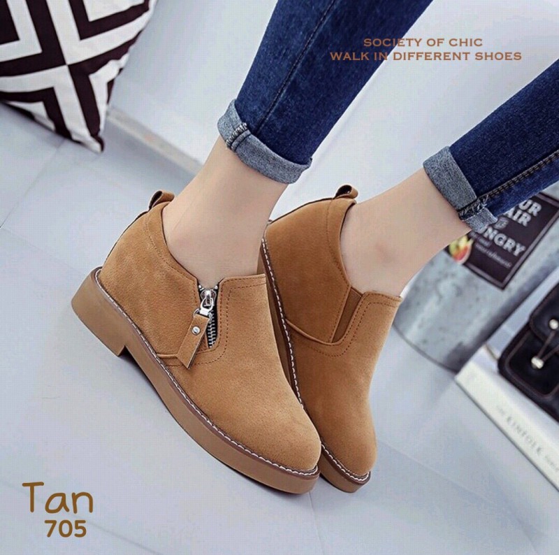 รองเท้าผ้าใบหนังกลับทรงสวม (สีเขียวขี้ม้า)