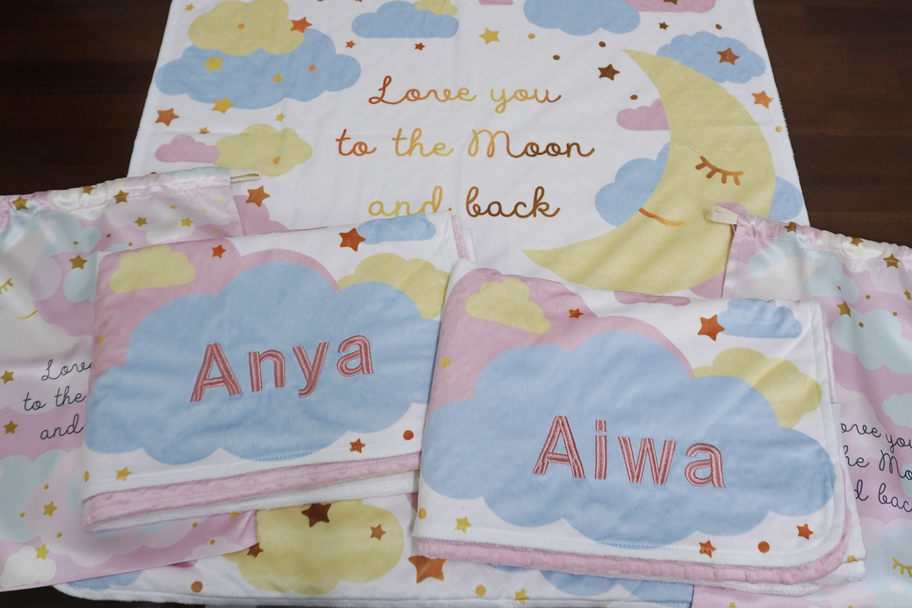 ผ้าห่ม Minky ลาย Moon 75x100cm แบบปักชื่อ ด้านหลังสีชมพู
