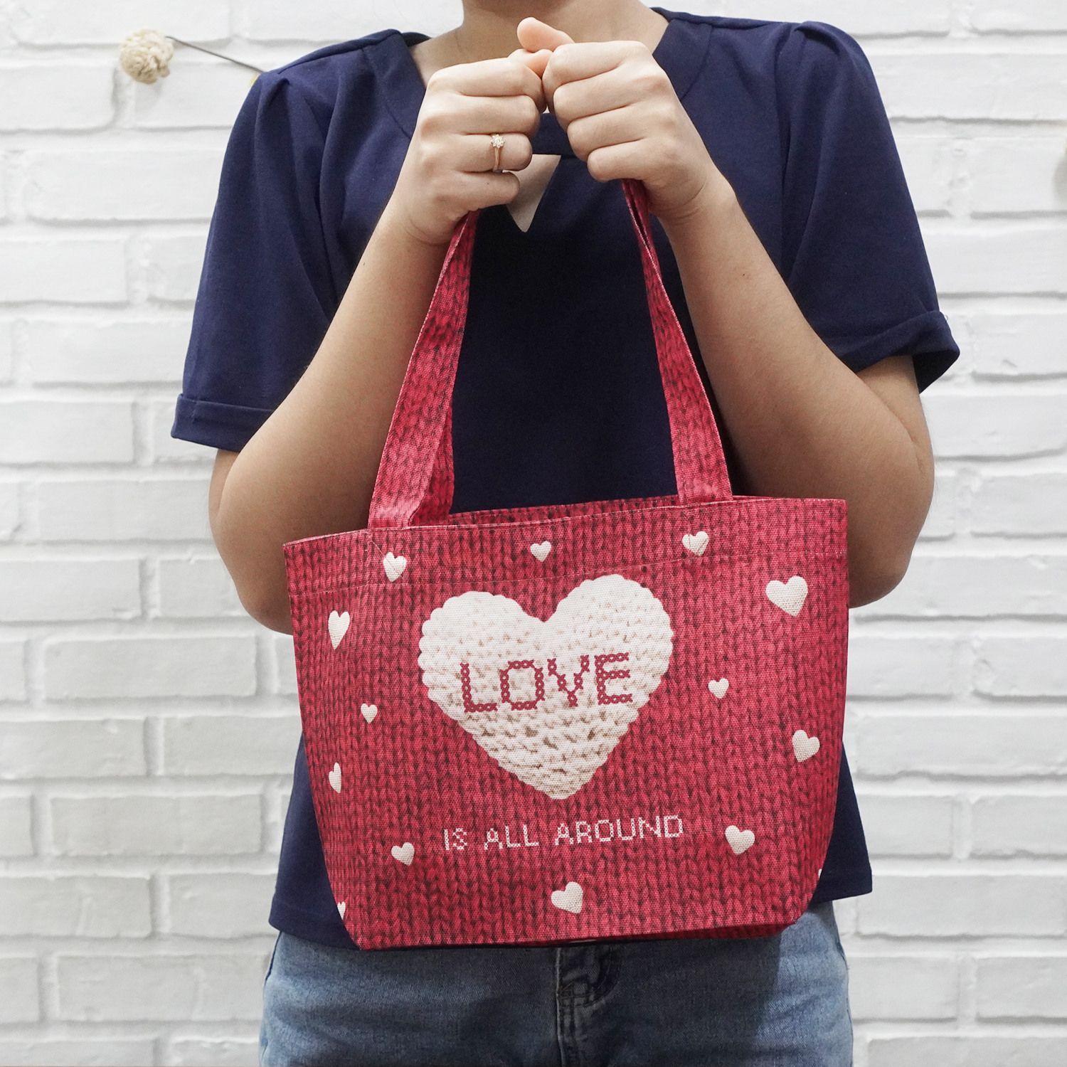 กระเป๋าผ้าแคนวาส ปักชื่อ (ไซส์ S) ลาย Knitted Heart - Red