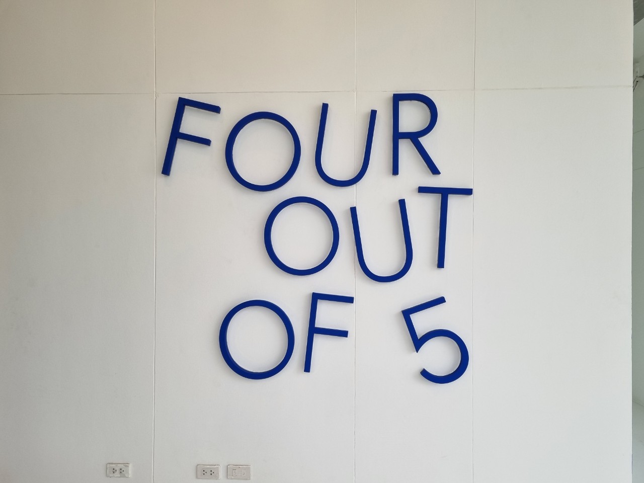 ป้ายอักษรไฟออกหลัง FOUR OUT OF 5
