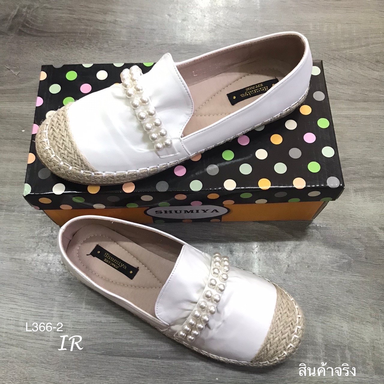 รองเท้าคัทชูแบบสวมแต่งมุก