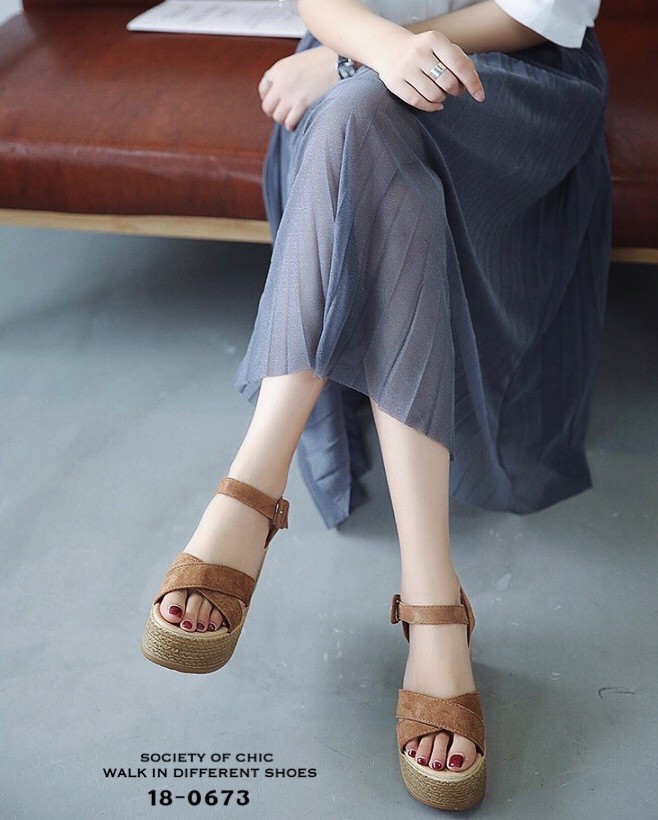 รองเท้าส้นเตารีด Wedge Sandals (สีดำ)
