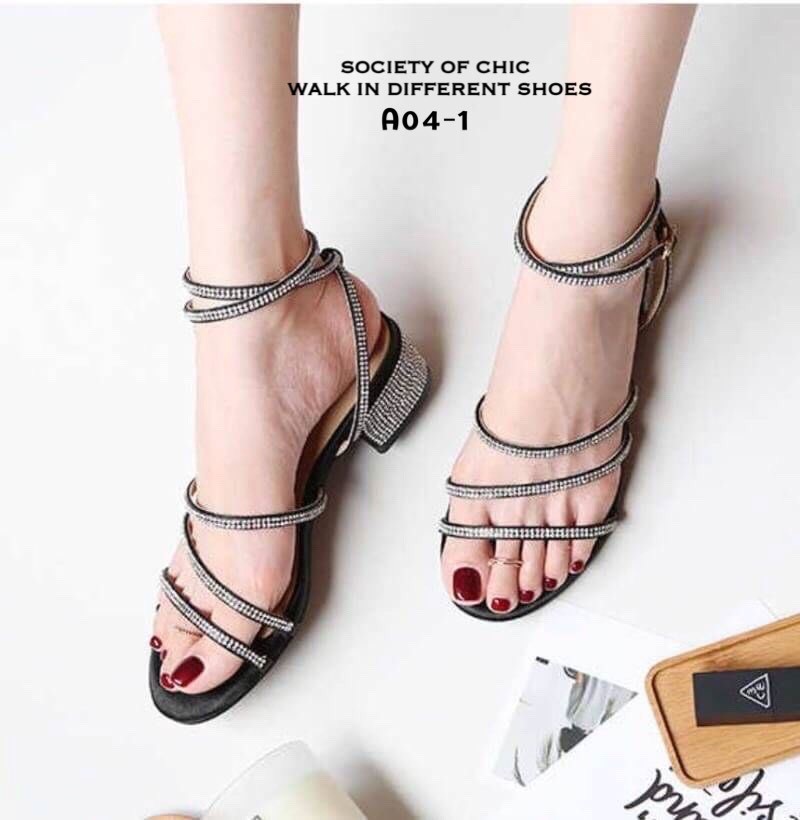 รองเท้าส้นเตี้ยแต่งส้นเพชร