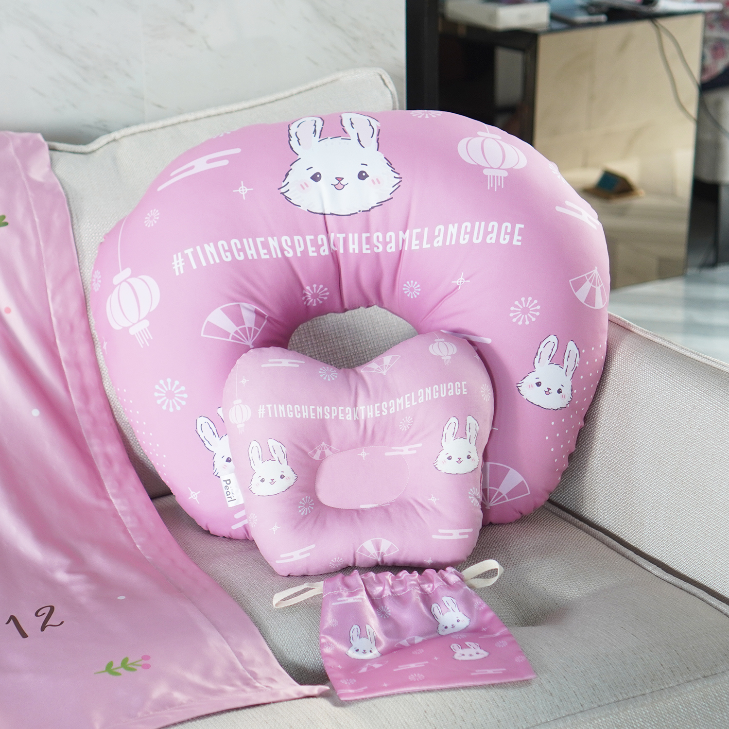 ชุดของขวัญเด็กแรกเกิด BP2 หมอนหลุม + หมอนรองให้นม ลาย Rabbit - Chinese - Pink