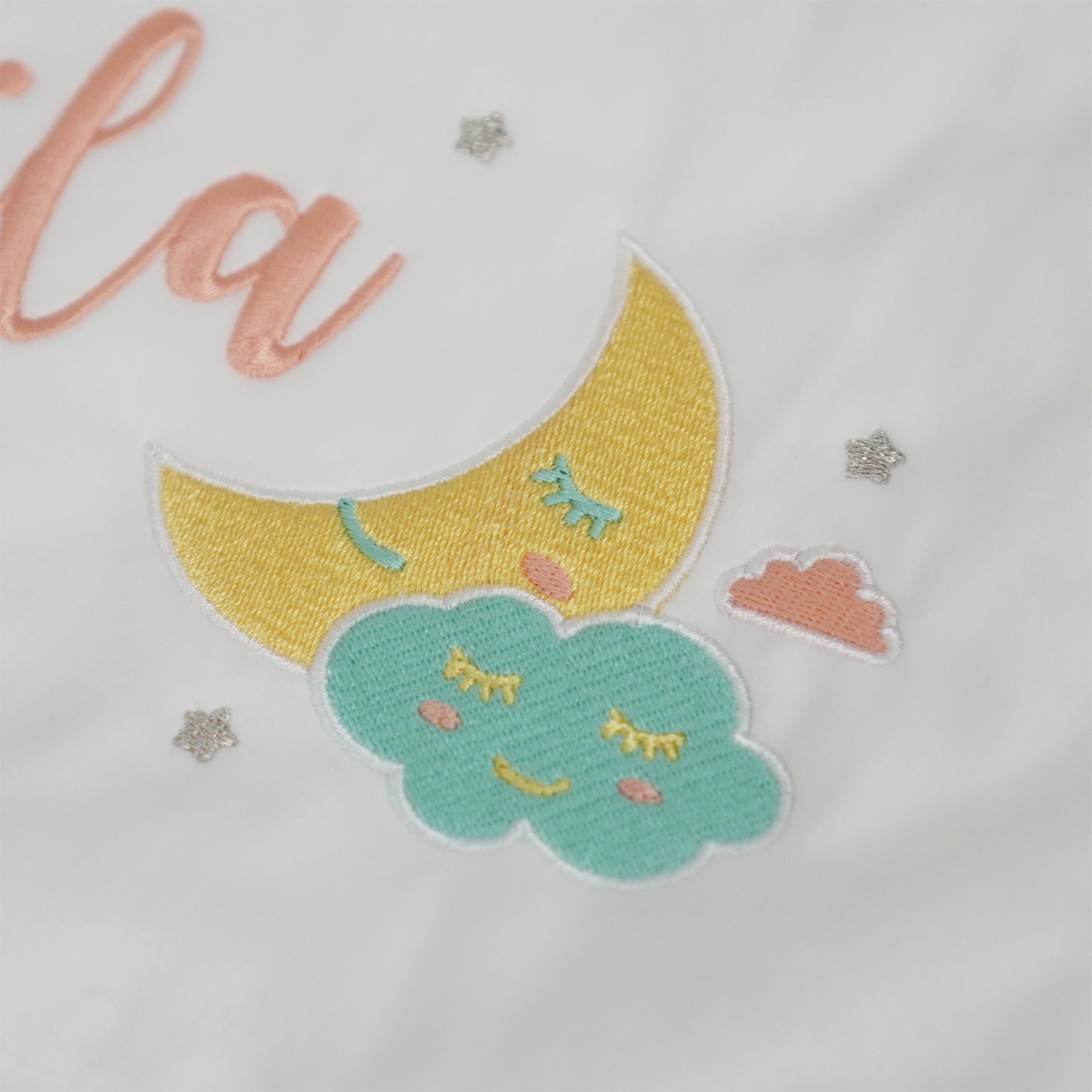 ผ้าห่ม Minky - สีขาว 75x100cm แบบปักชื่อ+การ์ตูน - Moon2