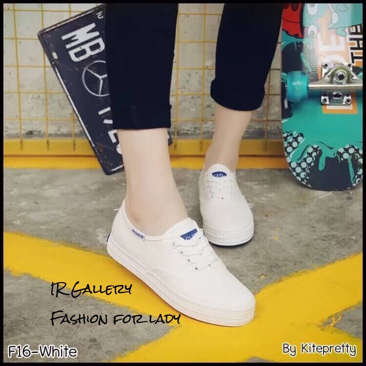 รองเท้าผ้าใบทรง Keds (สีขาว)