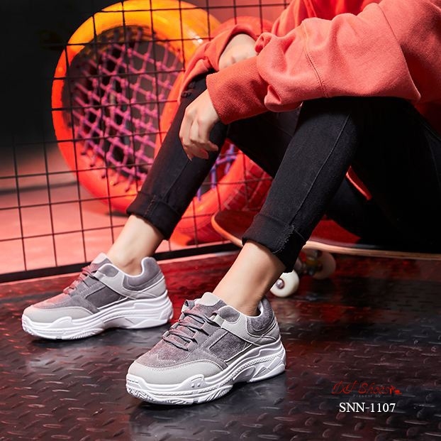 รองเท้าผ้าใบแฟชั่นทรงSportหนังกลับ (สีเทา)