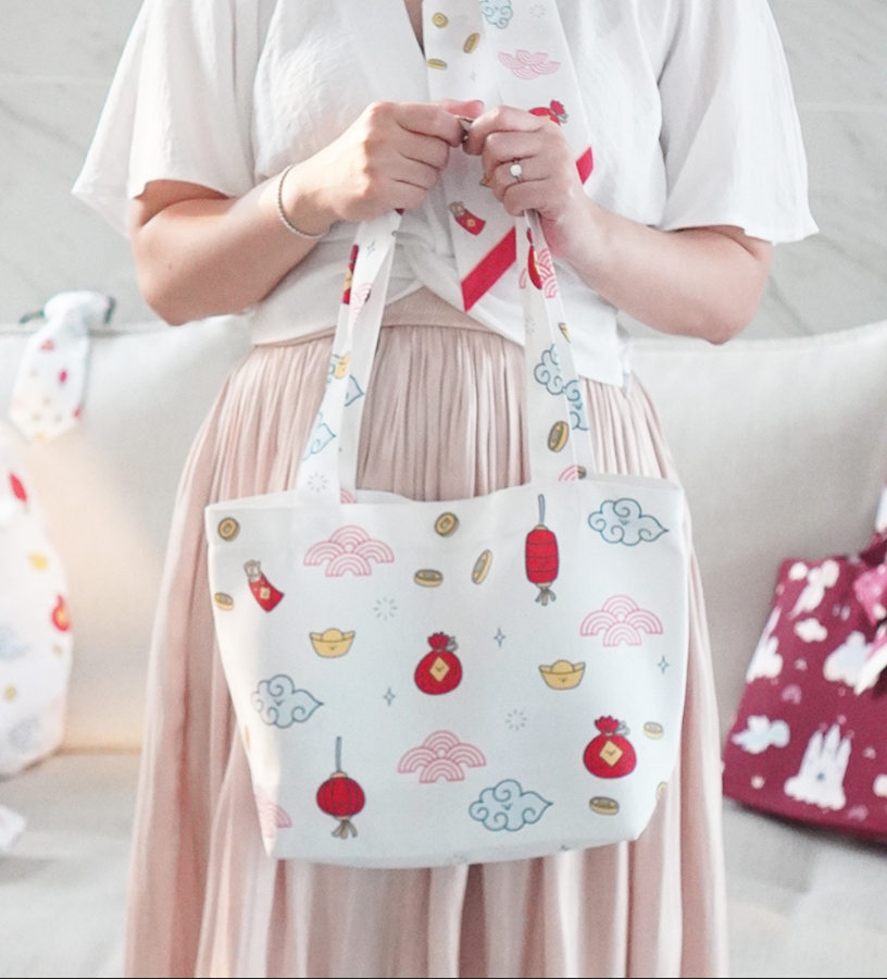 กระเป๋าผ้าแคนวาสพร้อมส่ง ไซส์ S ลาย Chinese Calendar Money - White