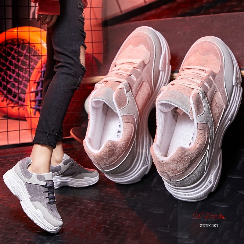 รองเท้าผ้าใบแฟชั่นทรงSportหนังกลับ (สีเทา)