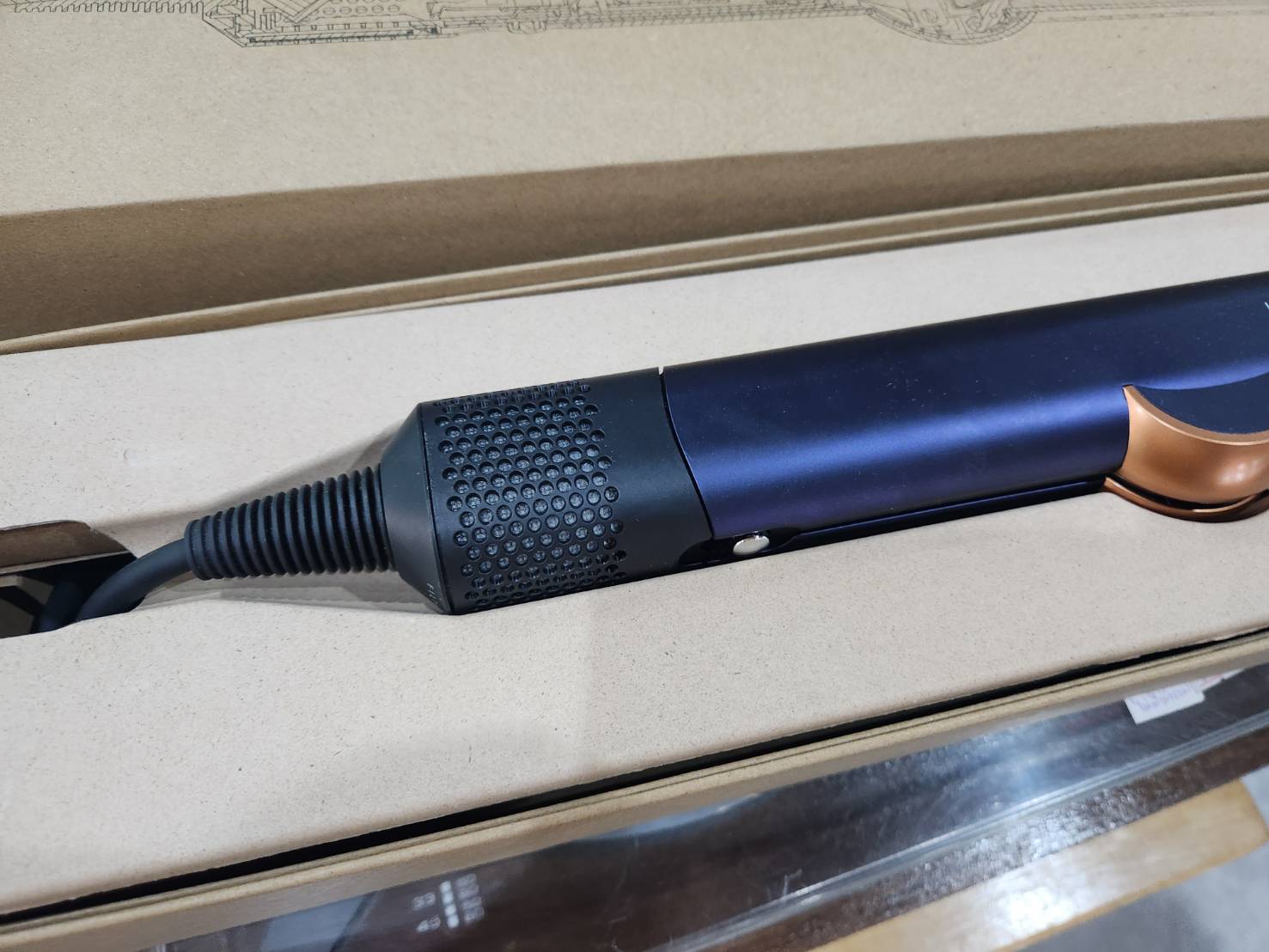 เครื่องหนีบผม Dyson Airstrait (HT01) มือสอง