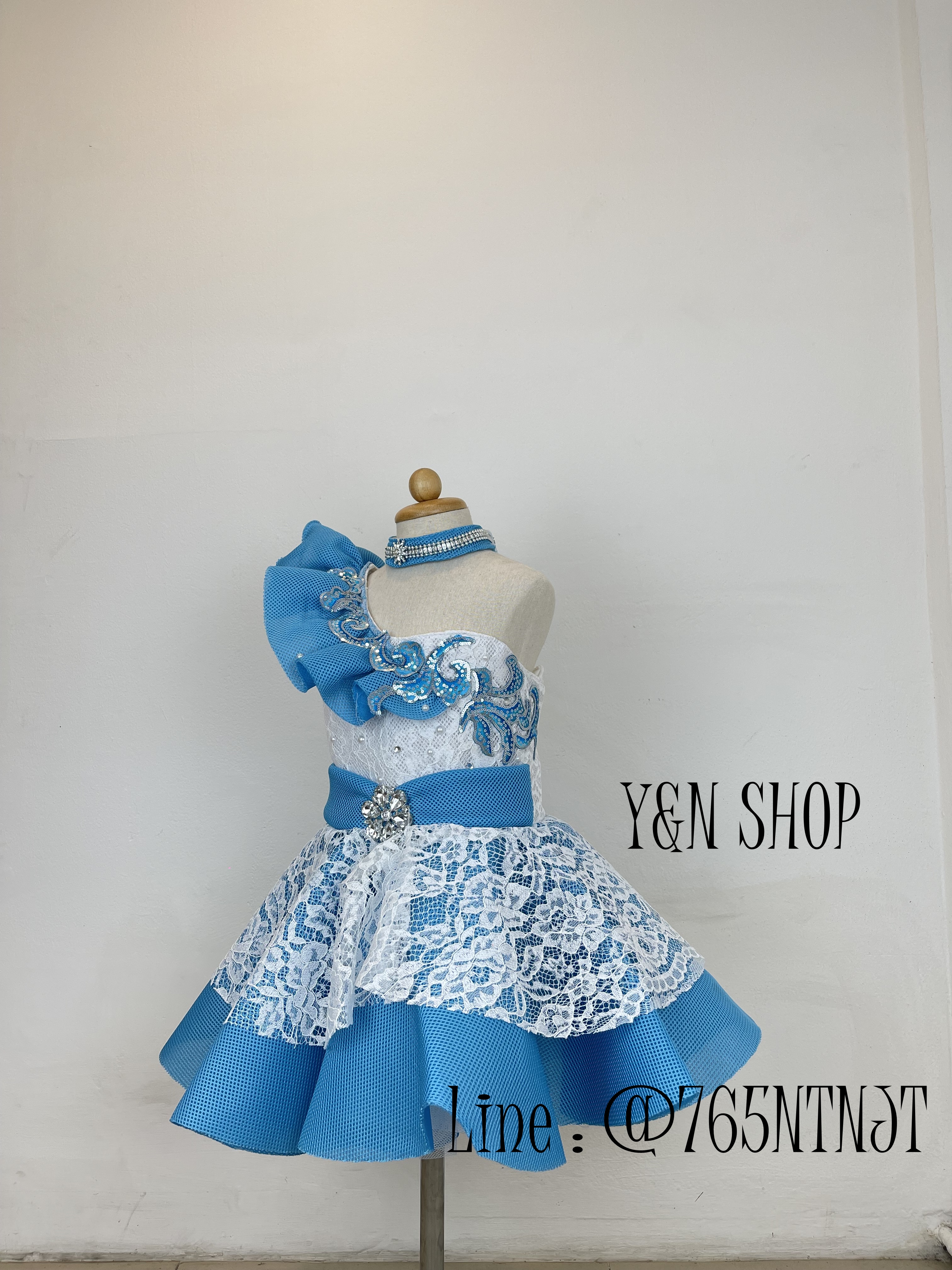 Y&NShop ชุดดรัมเมเยอร์ ชุดเชียร์ลีดเดอร์ เด็กผู้หญิงอนุบาล-ประถมต้น แบบชุดไหล่เคร์ป ลูกไม้ขาว