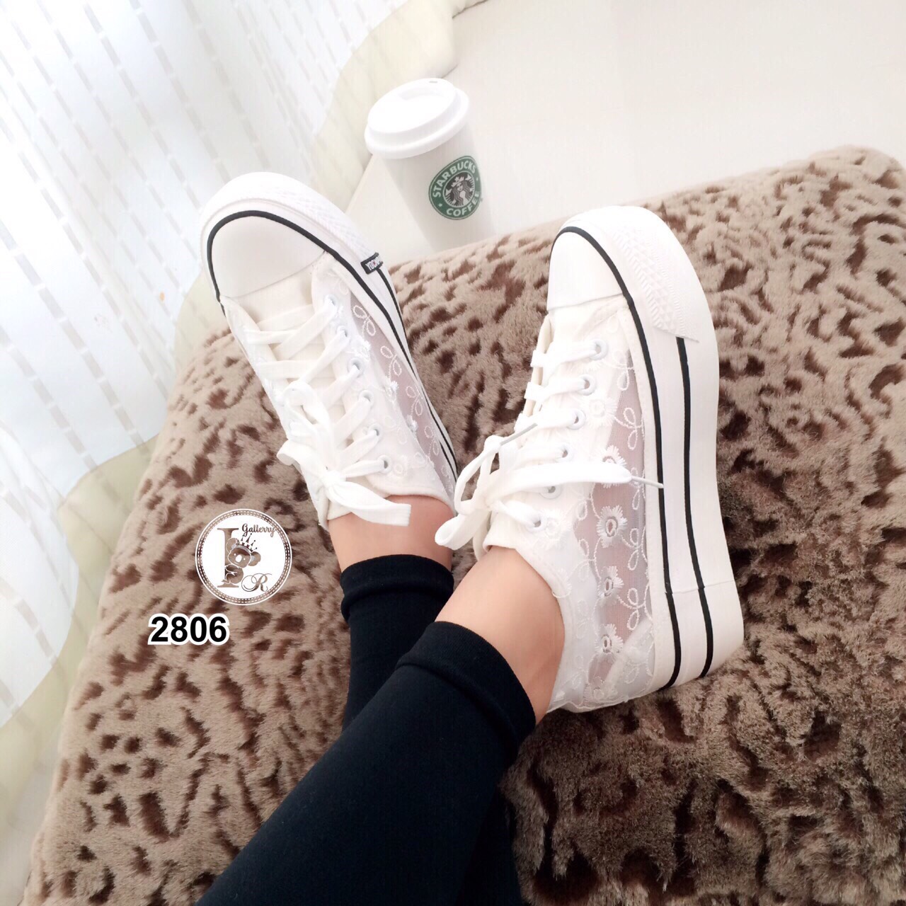 รองเท้าผ้าใบแต่งลูกไม้ลายดอก