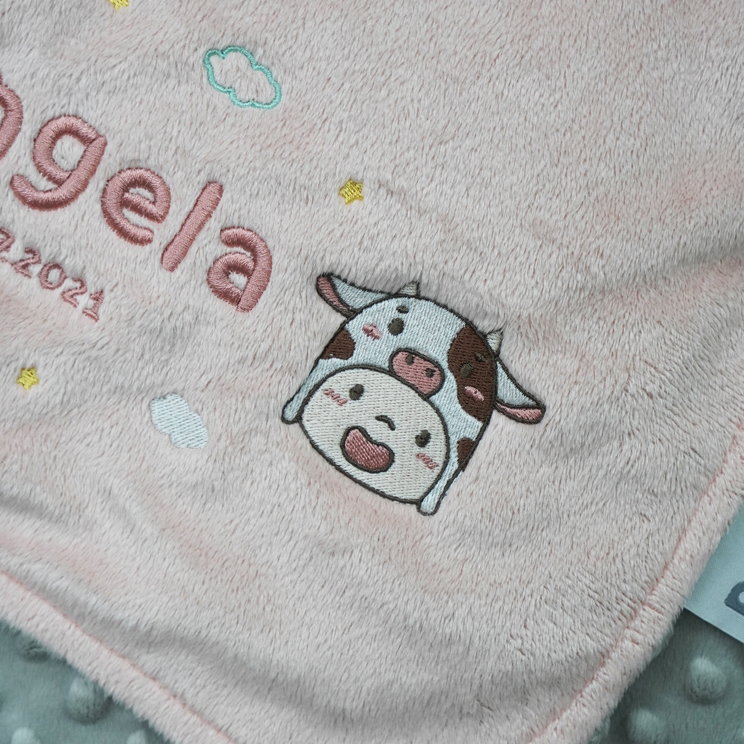 ผ้าห่ม Minky - สี Rose Quartz&Grey 75x100cm แบบปักชื่อ+การ์ตูน - Baby Cow