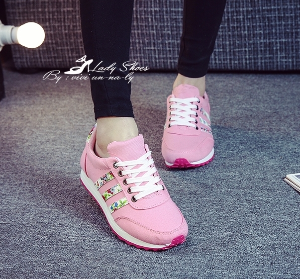 รองเท้าผ้าใบทรงสปอร์ตแต่งลาย (สีดำ)