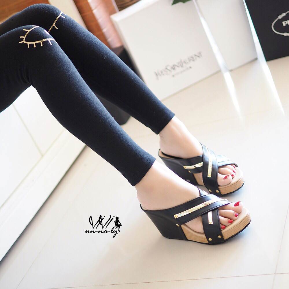 รองเท้าส้นเตารีดหน้าไข้วแต่งทอง (สีครีม)