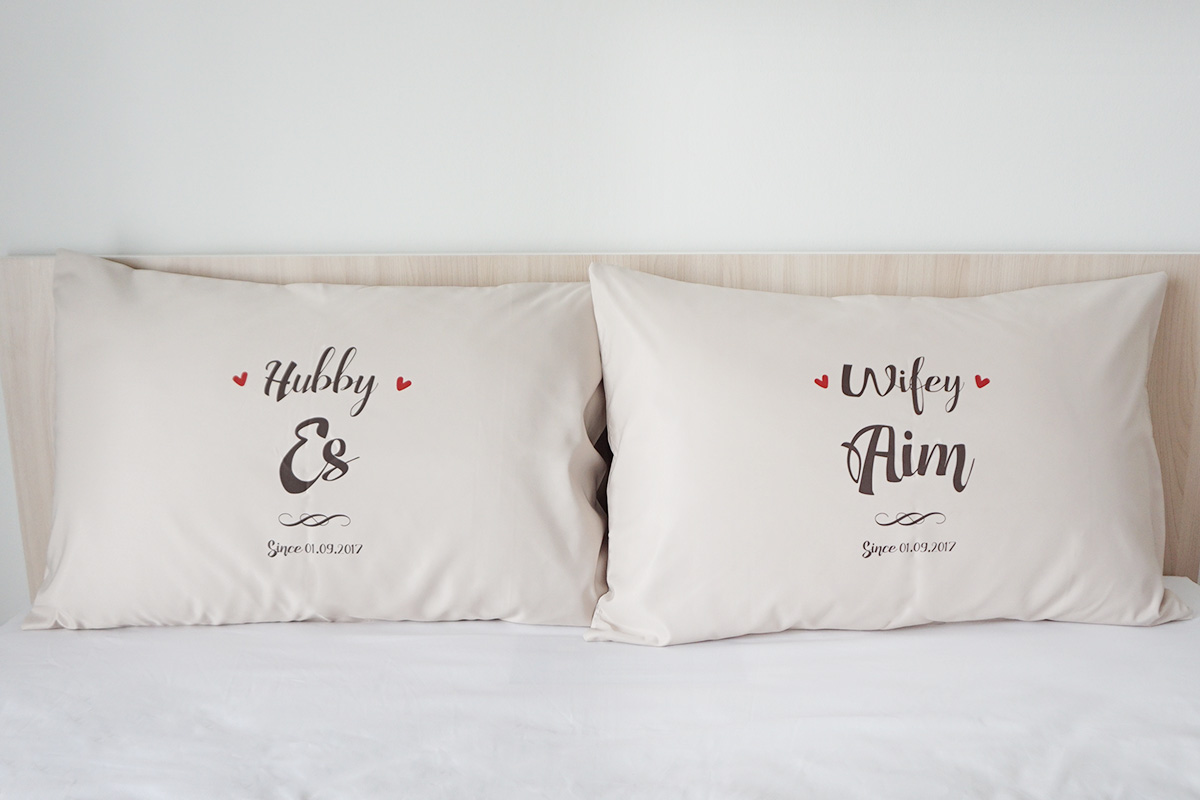 ปลอกหมอนหนุนคู่ สีเบจ ลาย Hubby Wifey - Dark Brown